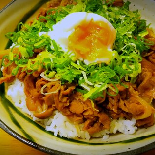 「ねぎ玉牛丼」のすき焼き風、温玉のせ